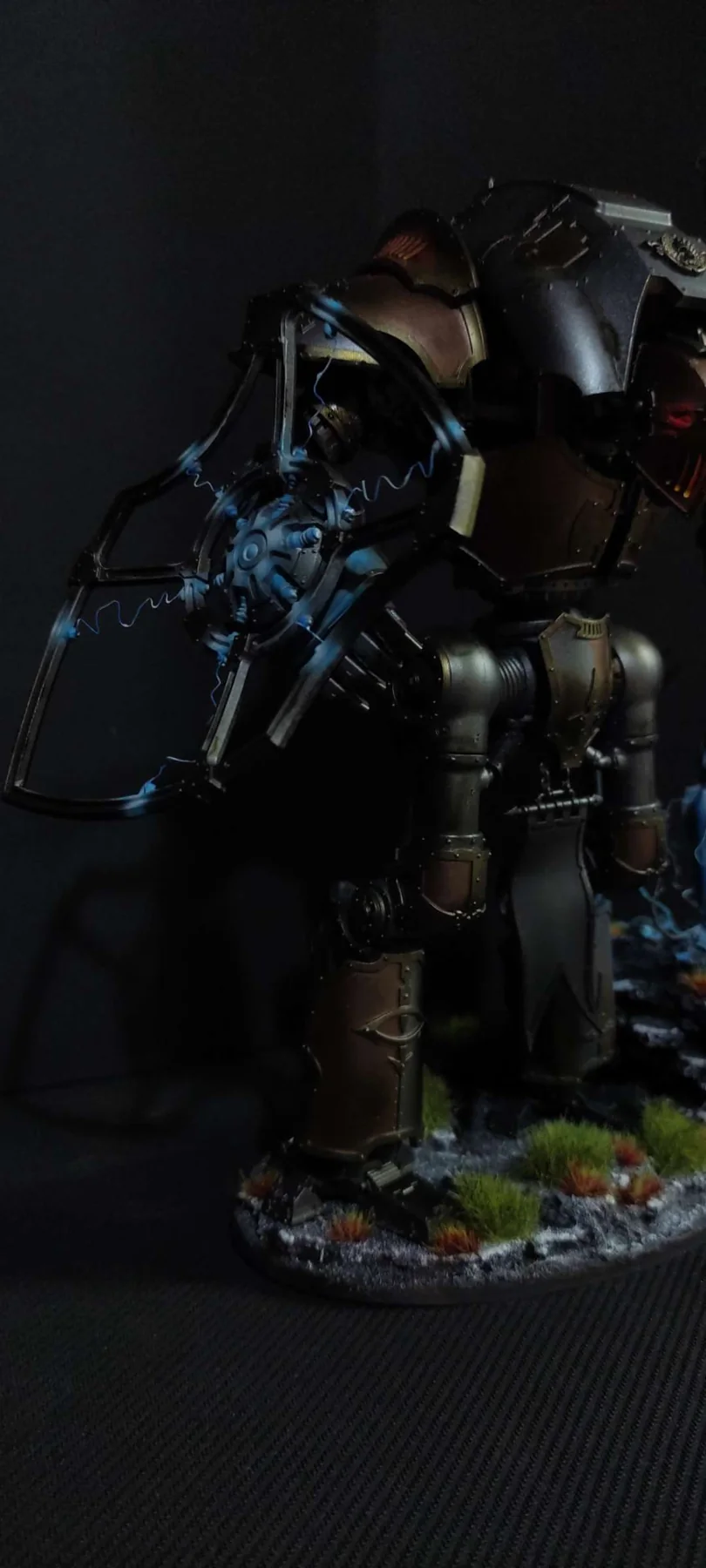 Cerastus Knight Lancer — Vista lateral derecha — miniatura WARHAMMER 40K pintada por encargo por Bierzo Art Studio