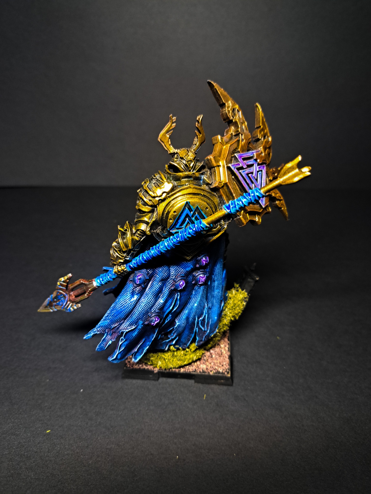 Hechicero del Caos con báculo rúnico — miniatura Juegos de Mesa pintada por encargo por Bierzo Art Studio