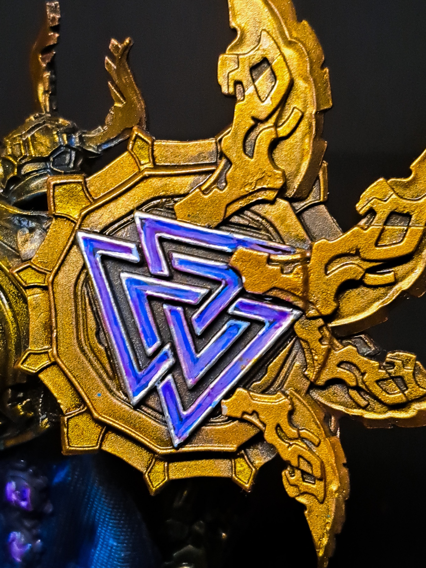 Valknut sobre oro — Detalle freehand — miniatura Juegos de Mesa pintada por encargo por Bierzo Art Studio