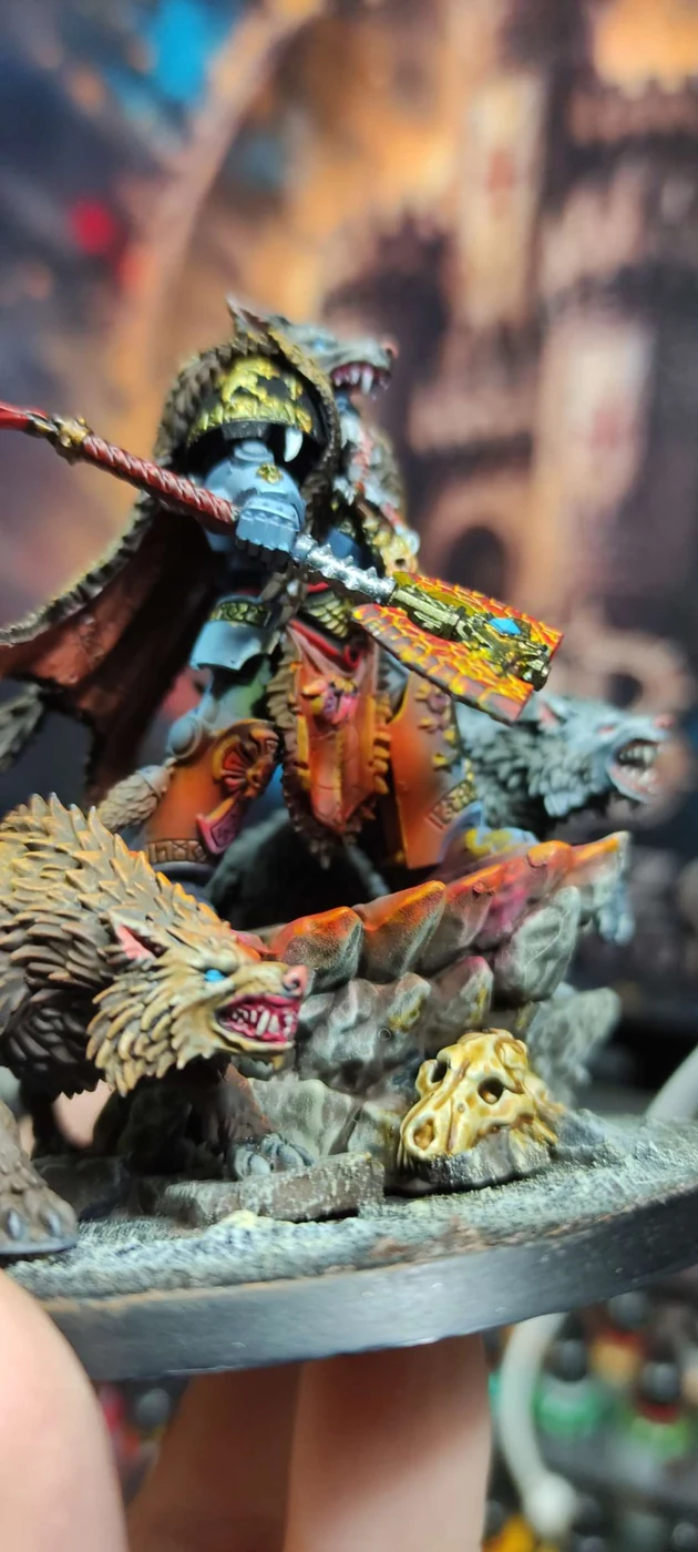 Logan Grimnar — Lobos espaciales, vista lateral — miniatura WARHAMMER 40K pintada por encargo por Bierzo Art Studio