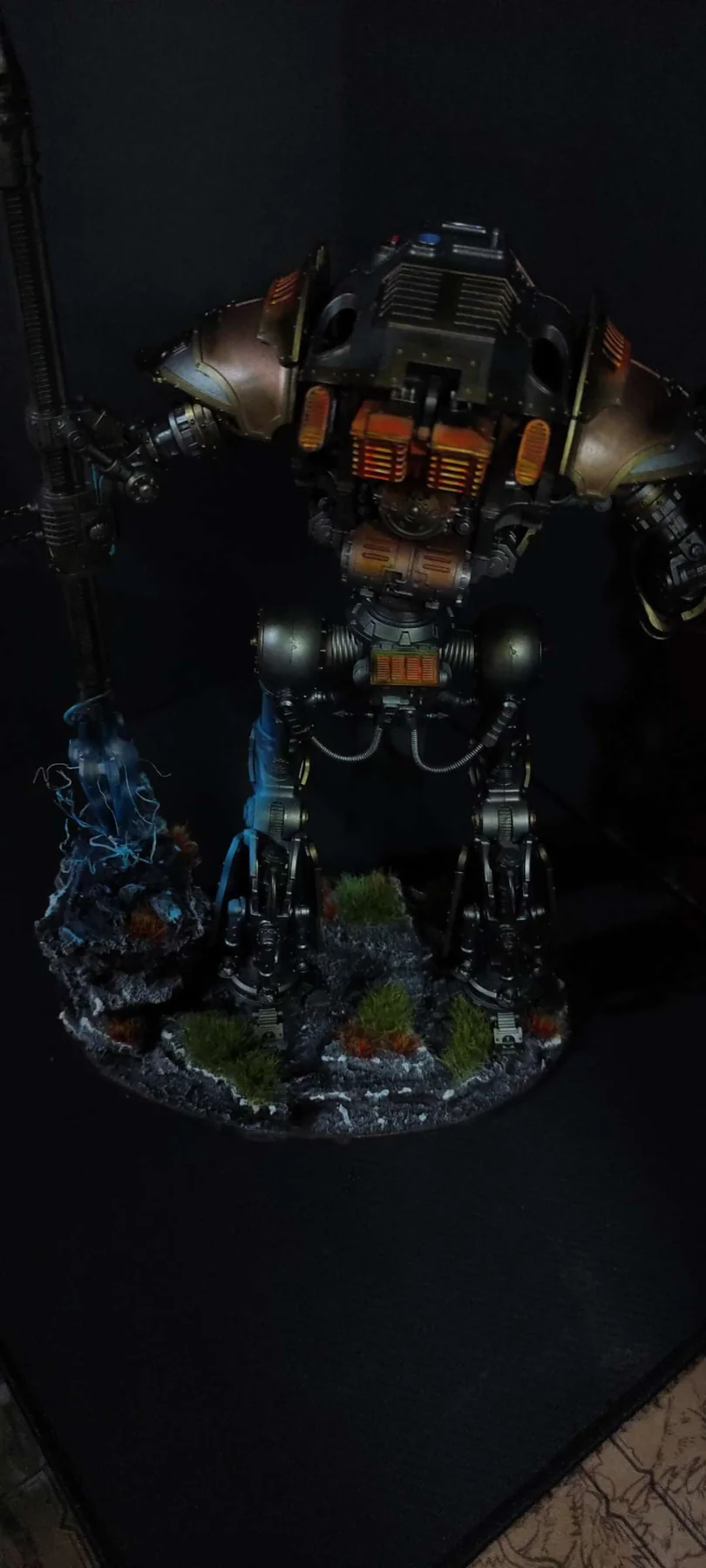 Cerastus Knight Lancer — Vista trasera — miniatura WARHAMMER 40K pintada por encargo por Bierzo Art Studio