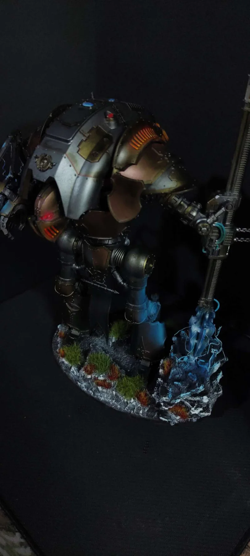 Cerastus Knight Lancer — Vista lateral izquierda completa — miniatura WARHAMMER 40K pintada por encargo por Bierzo Art Studio
