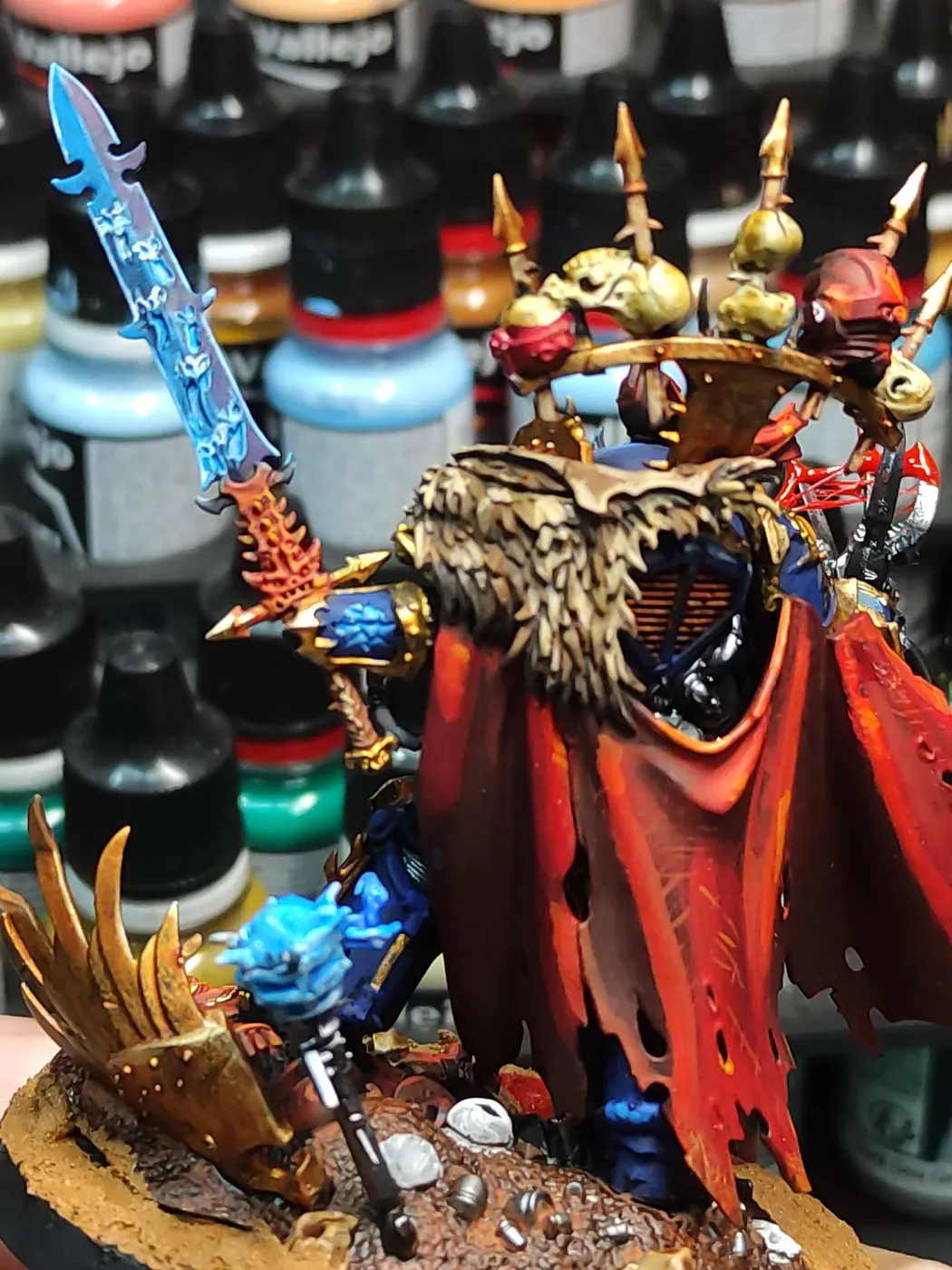 Abaddon the Despoiler — Vista trasera — miniatura WARHAMMER 40K pintada por encargo por Bierzo Art Studio