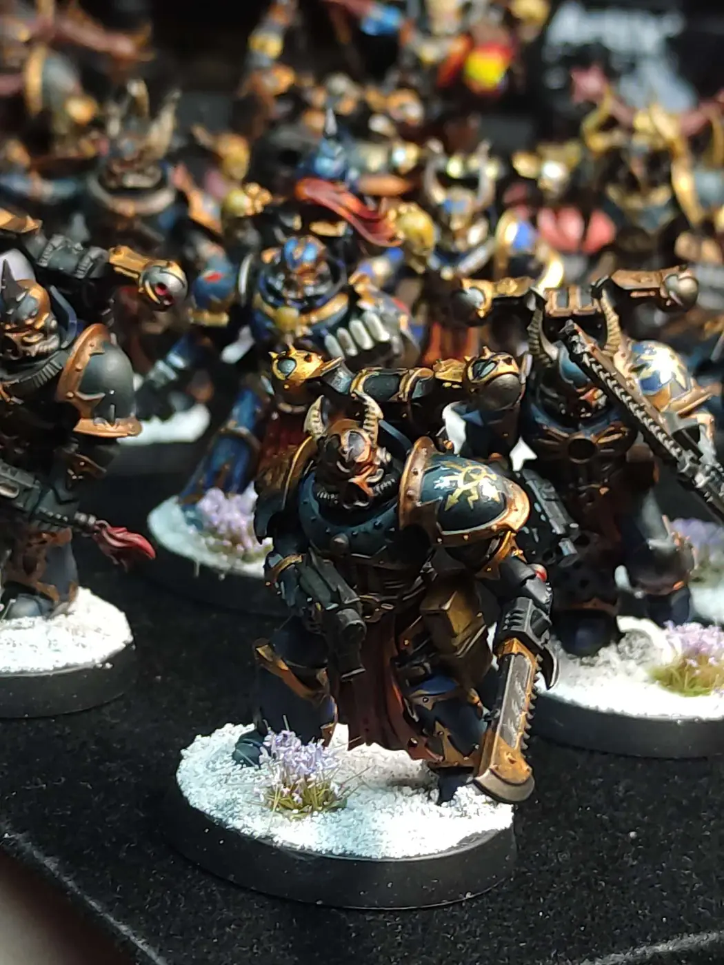 Marines del Caos — Campeón con espada sierra — miniatura WARHAMMER 40K pintada por encargo por Bierzo Art Studio
