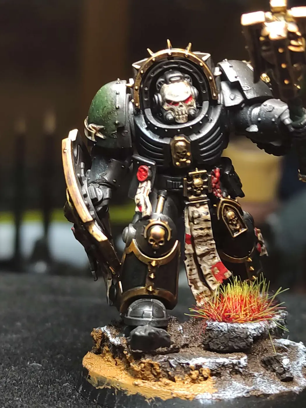 Capellán Oscuro — Detalle de armadura y rostro — miniatura WARHAMMER 40K pintada por encargo por Bierzo Art Studio
