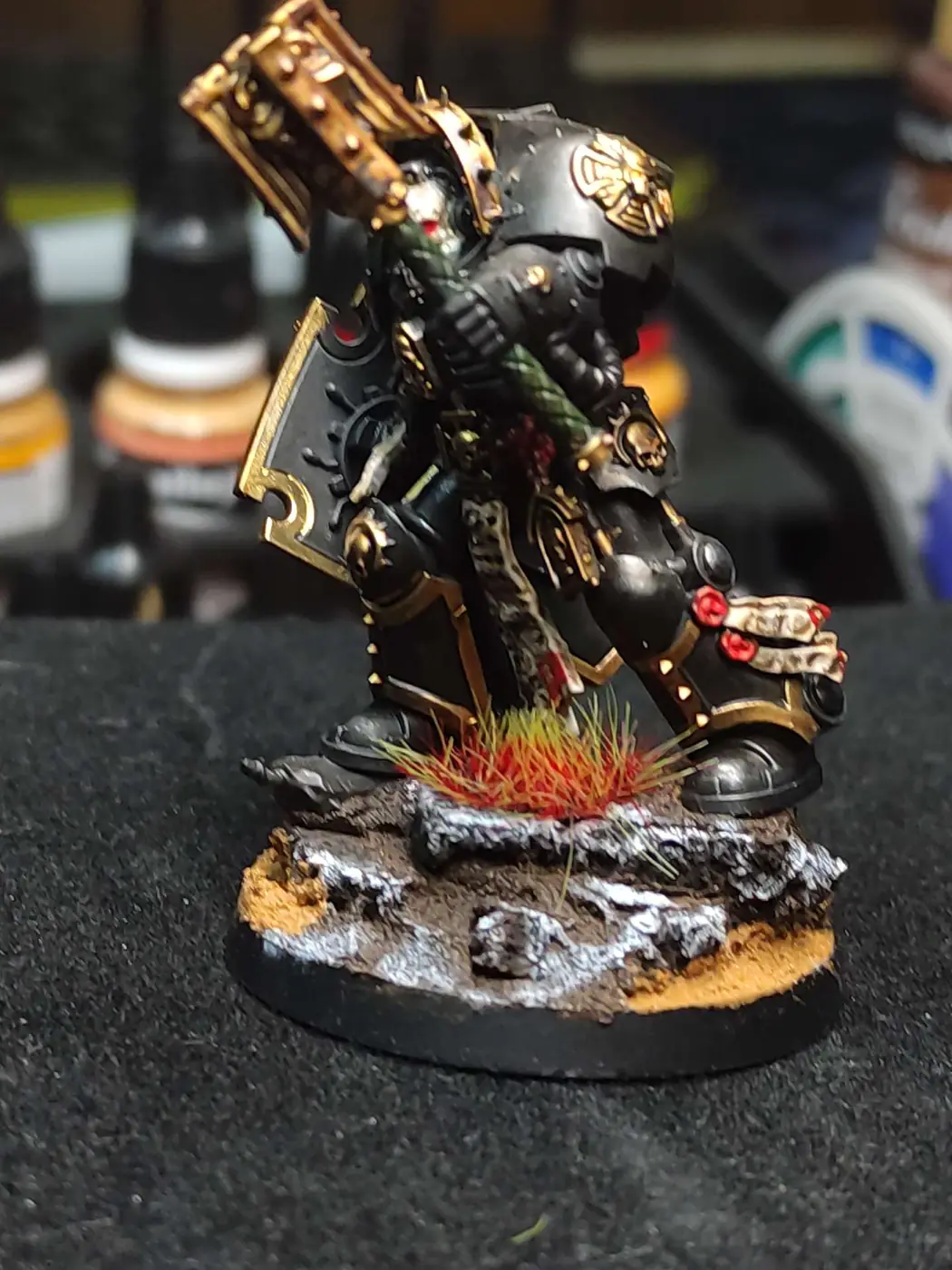Capellán Oscuro — Vista lateral derecha — miniatura WARHAMMER 40K pintada por encargo por Bierzo Art Studio