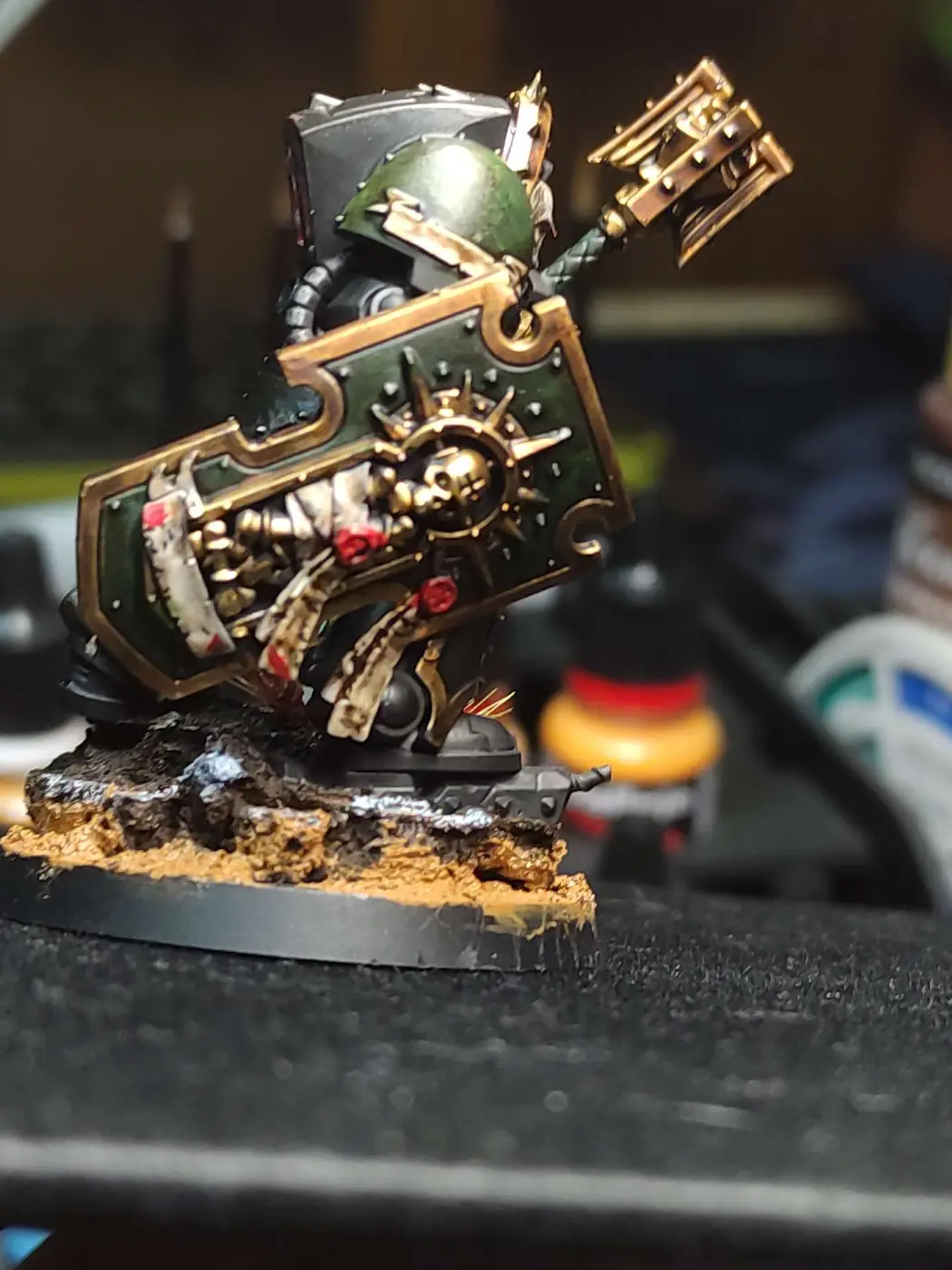 Capellán Oscuro — Escudo y crozius arcanum — miniatura WARHAMMER 40K pintada por encargo por Bierzo Art Studio