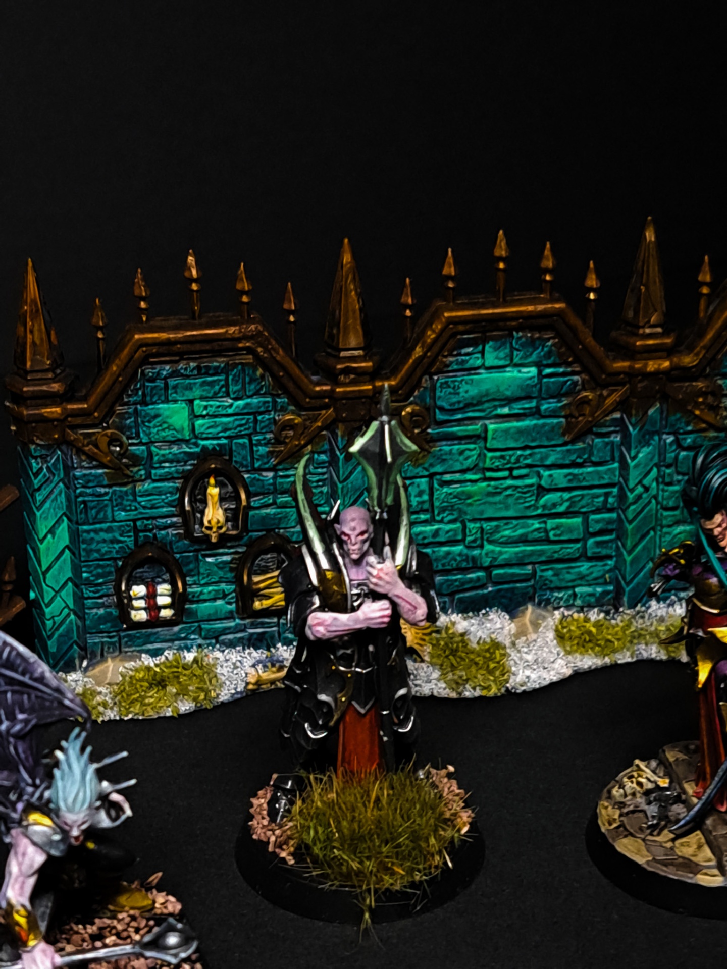 Vampiro Lord de la Cripta de Sangre frente al muro turquesa con NMM oro
