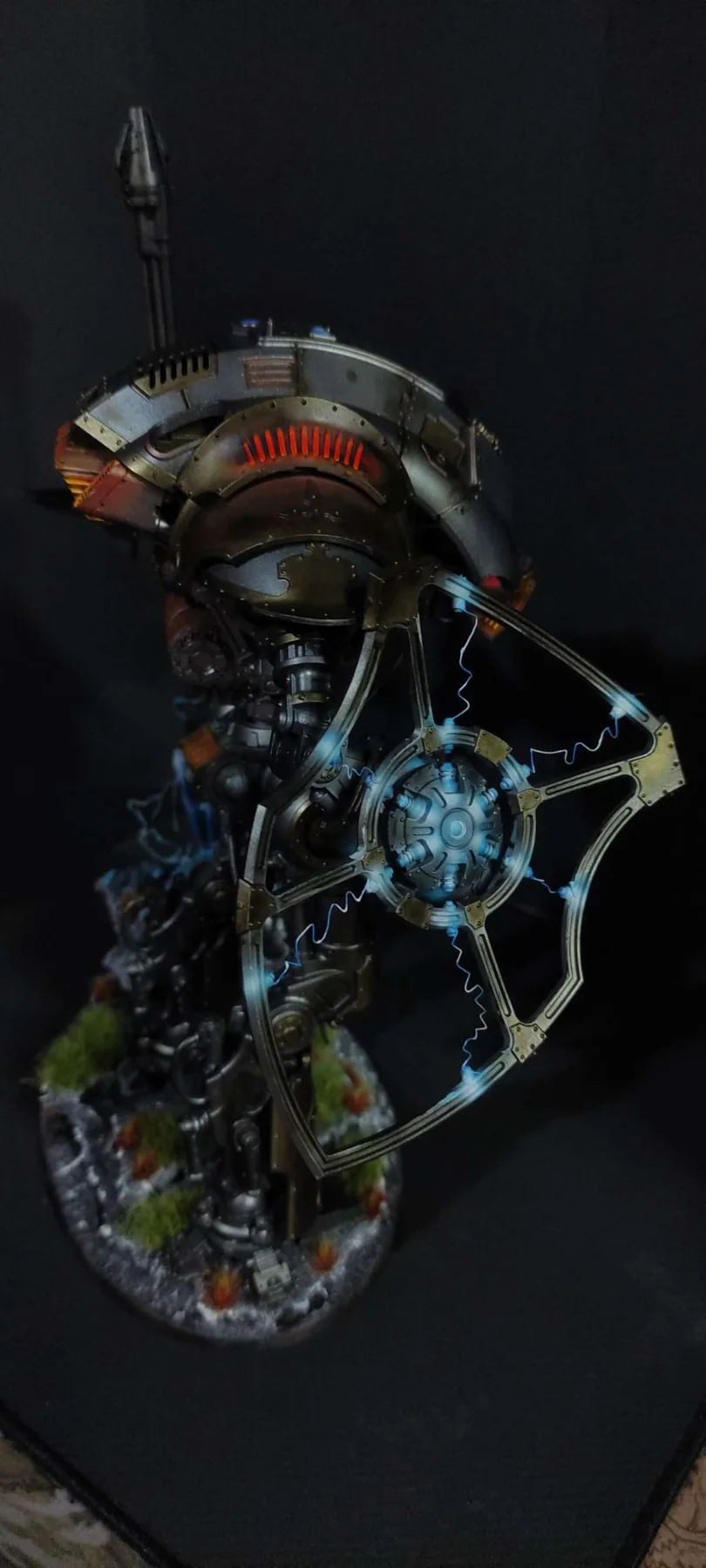 Cerastus Knight Lancer — Escudo iónico — miniatura WARHAMMER 40K pintada por encargo por Bierzo Art Studio
