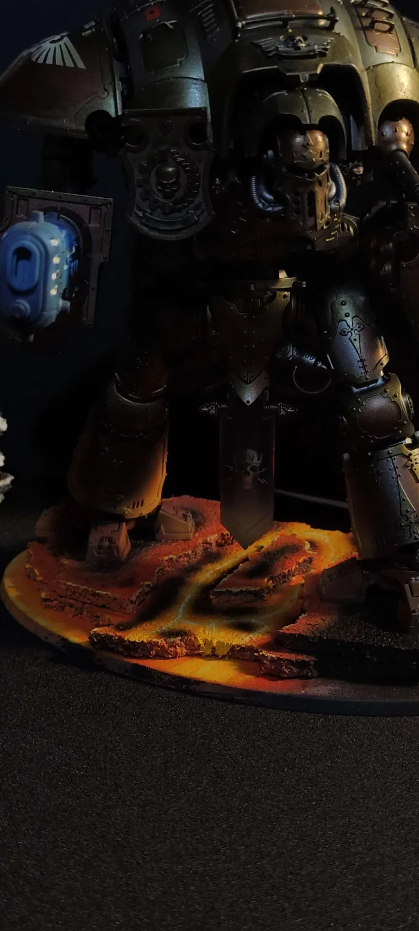 Imperial Knight Questoris — Detalle frontal — miniatura WARHAMMER 40K pintada por encargo por Bierzo Art Studio