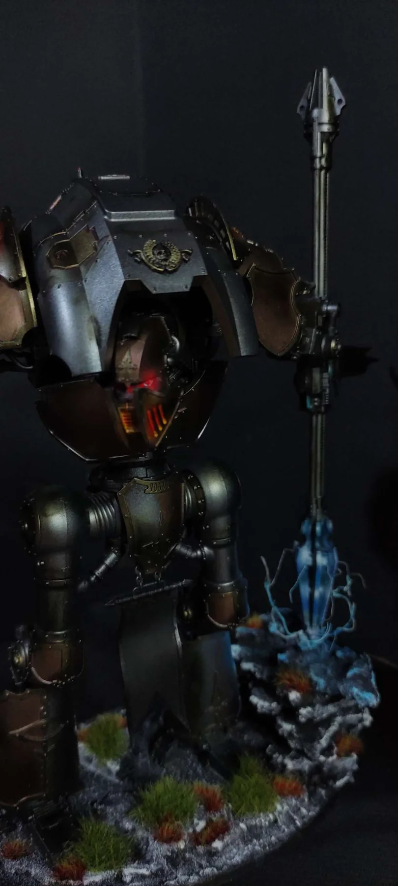 Cerastus Knight Lancer — Vista frontal en detalle — miniatura WARHAMMER 40K pintada por encargo por Bierzo Art Studio