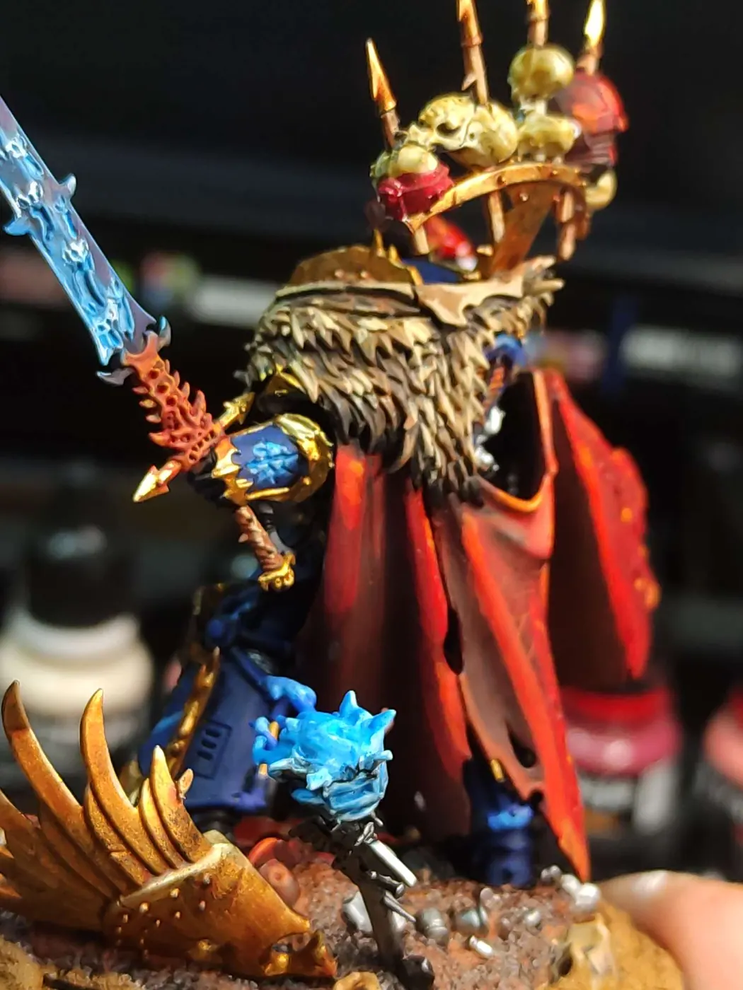 Abaddon the Despoiler — Vista lateral y capa — miniatura WARHAMMER 40K pintada por encargo por Bierzo Art Studio