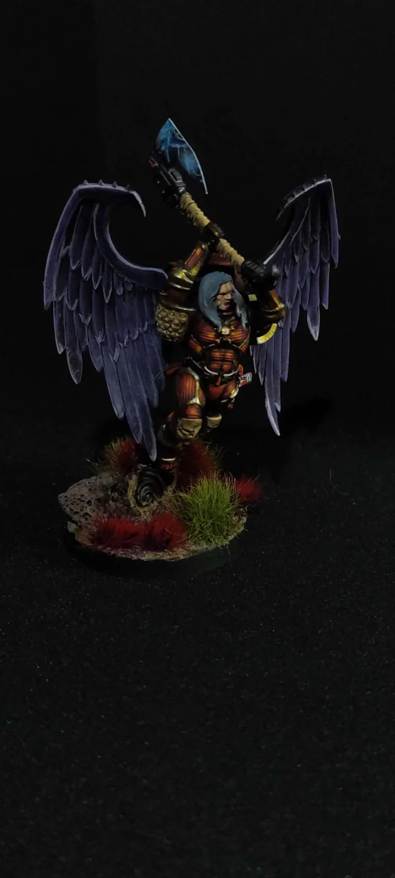 Blood Angels — Guerrera alada con hacha de energía — miniatura WARHAMMER 40K pintada por encargo por Bierzo Art Studio