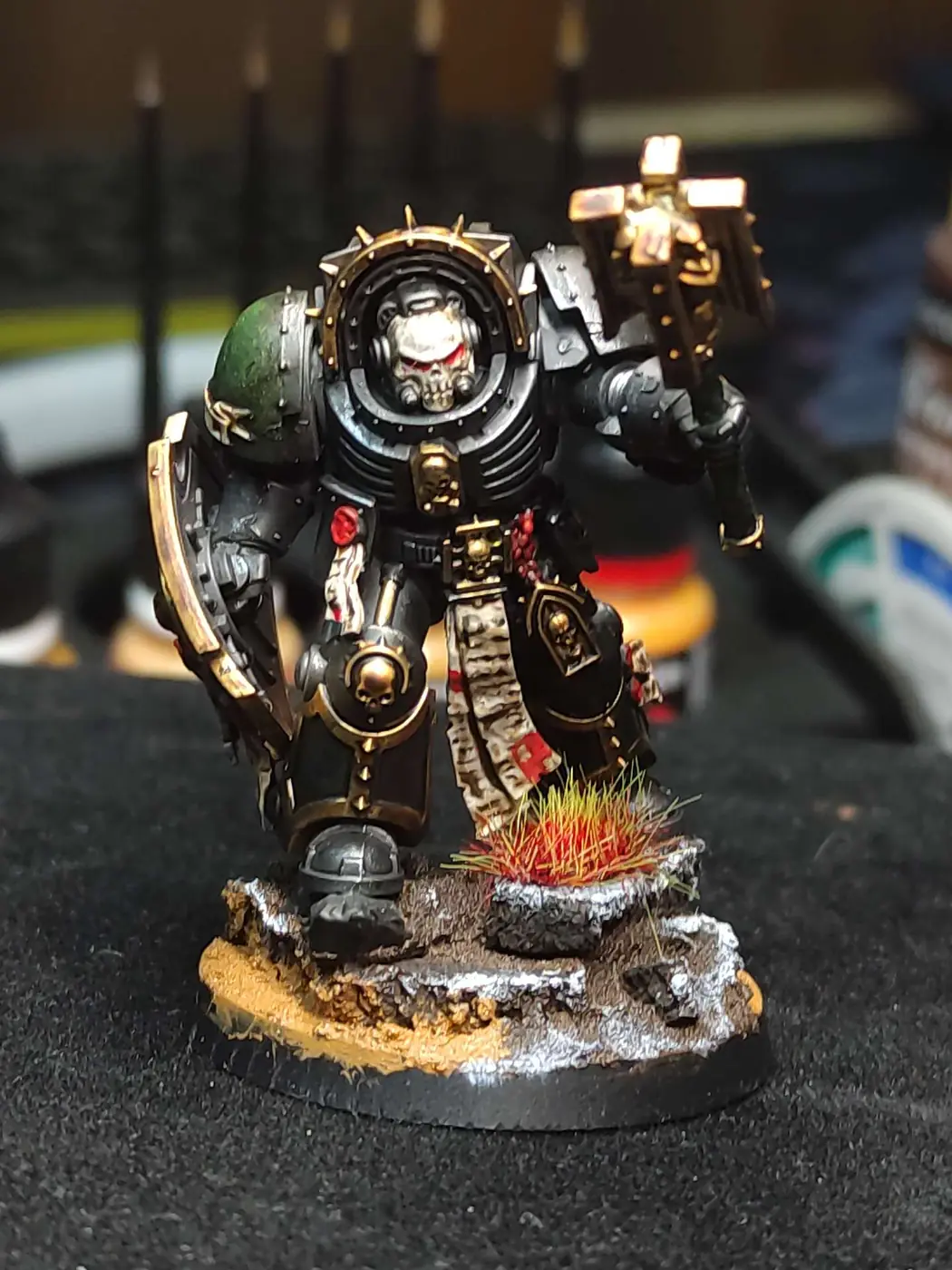 Capellán Oscuro — Vista frontal — miniatura WARHAMMER 40K pintada por encargo por Bierzo Art Studio