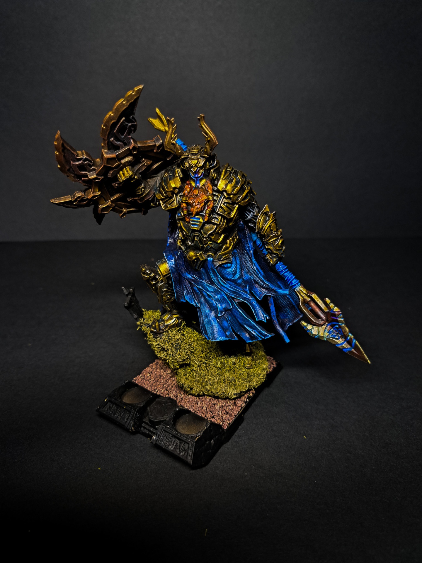 Campeón Caos azul y oro — Vista lateral — miniatura Juegos de Mesa pintada por encargo por Bierzo Art Studio