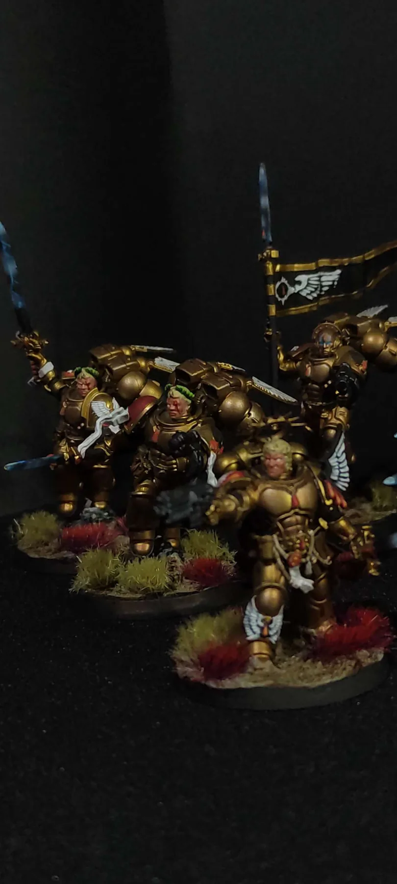 Blood Angels — Veteranos dorados con estandarte — miniatura WARHAMMER 40K pintada por encargo por Bierzo Art Studio