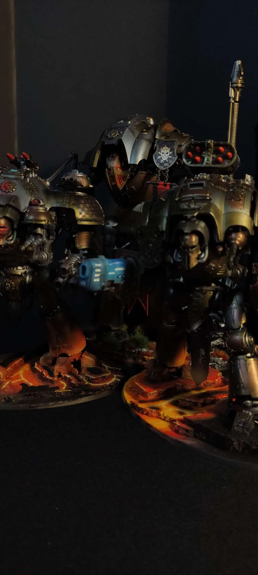 Imperial Knights — Grupo de tres caballeros — miniatura WARHAMMER 40K pintada por encargo por Bierzo Art Studio
