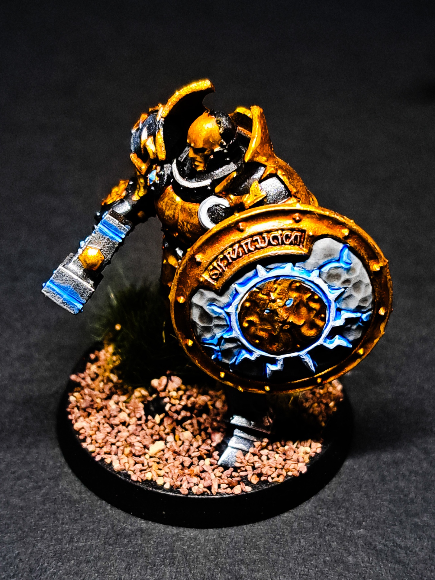 Chaos Warrior — Escudo rúnico con OSL azul — miniatura AGE OF SIGMAR pintada por encargo por Bierzo Art Studio