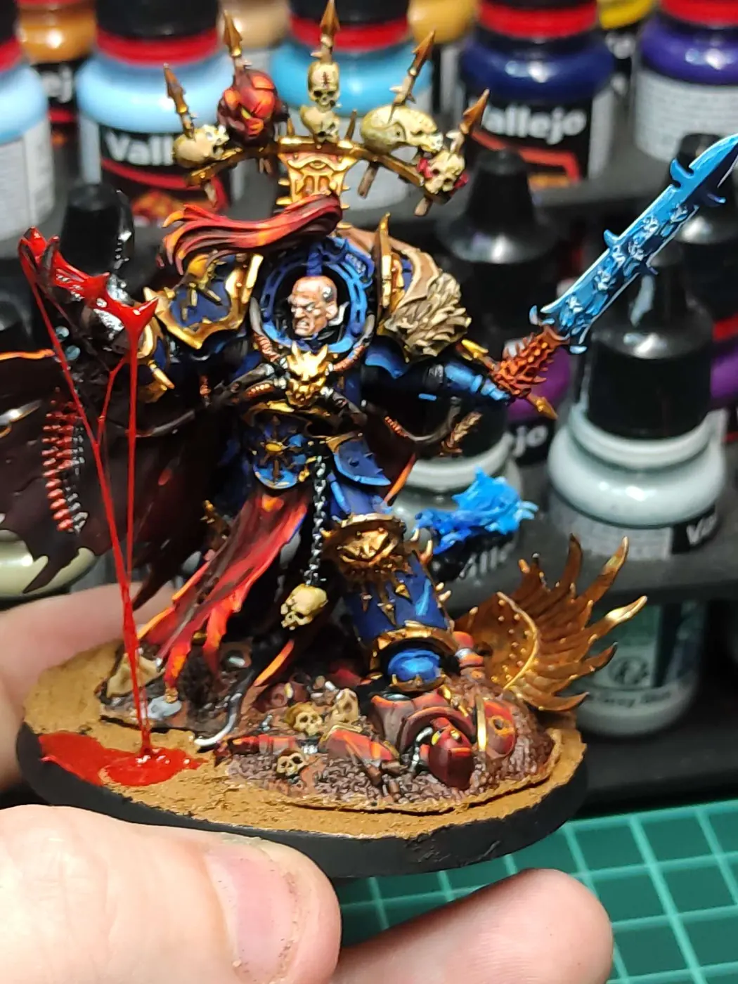 Abaddon the Despoiler — Vista frontal de la peana — miniatura WARHAMMER 40K pintada por encargo por Bierzo Art Studio