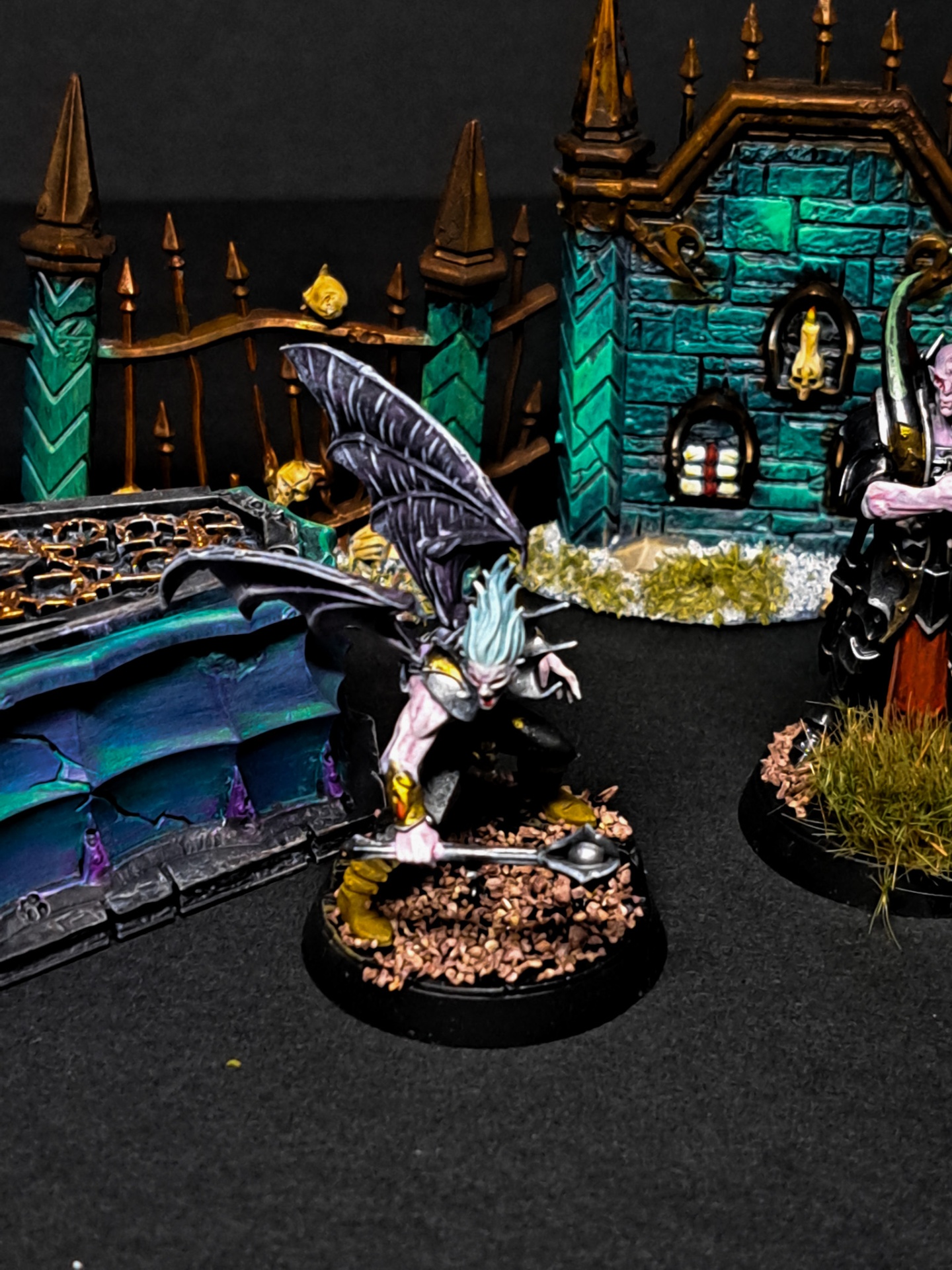 Espectro alado de la Cripta de Sangre sobre tumba arcana iridiscente