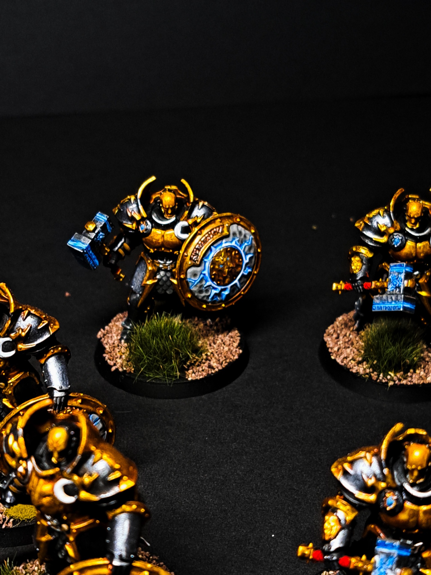 Chaos Warrior — Detalle NMM oro y OSL azul — miniatura AGE OF SIGMAR pintada por encargo por Bierzo Art Studio